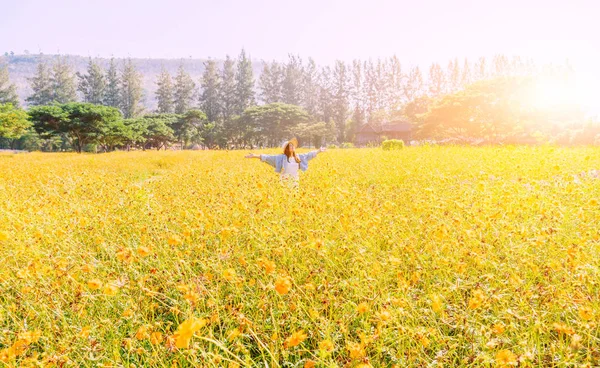 Solo Freien Und Allein Unterwegs Asiatische Lebensweise Mit Blühenden Blumen — Stockfoto