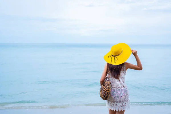 Thai Women Travel Alone Sea Beach Summer Vacation Relaxing — Stock Photo, Image