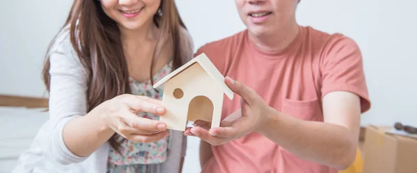 Una Pareja Compra Una Casa Nueva Aparato Móvil Ropa Casa —  Fotos de Stock