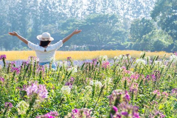 Asiatische Frauen Mit Blühenden Blumen Garten Frische Frühlings Und Sommerblumenwiese — Stockfoto