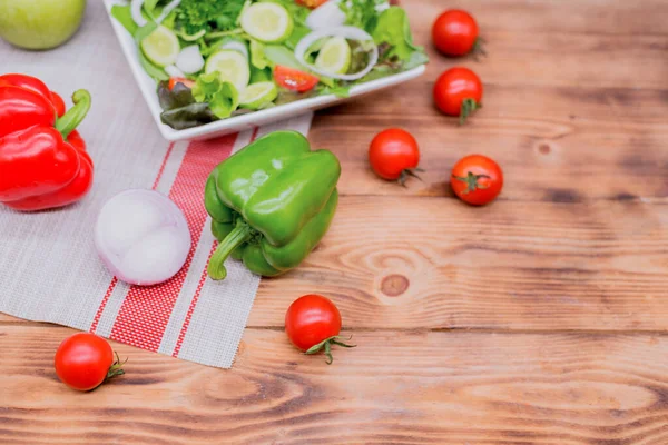 Karışık salata ve sağlıklı. Diyet yemekler için taze organik sebzeler..