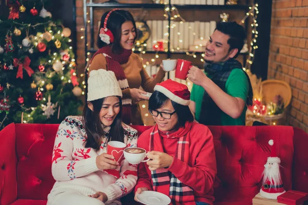 Pesta Natal Dan Tahun Baru Dengan Teman Teman Musim Dingin — Stok Foto