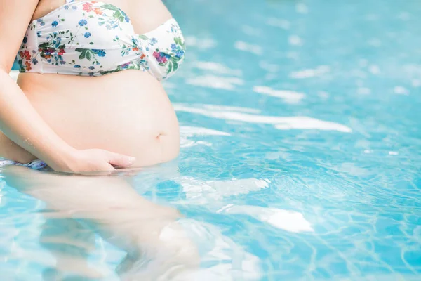Koca Göbekli Asyalı Hamile Kadın Rahatla Yüzme Havuzunda Egzersiz Yap — Stok fotoğraf
