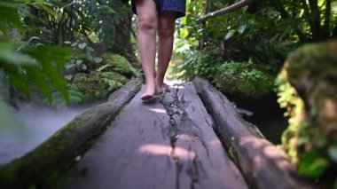 Bahçede yürüyen kadınların yavaş çekimleri. Ormanda ayakkabısız yalnız kız ayakları. Rahatlayın ve doğa ve çevreyle eğlenin..