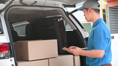 Taylandlı postacı paket ve posta kutularını kontrol ediyor. Asya çevrimiçi alışveriş servisi.