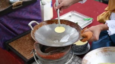 Tayland yemeği pişirmek. Padthai için yumurta karıştır. Tayland 'da Steet yemek.