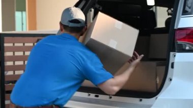 Taylandlı postacı paket ve posta kutularını kontrol ediyor. Asya çevrimiçi alışveriş servisi.