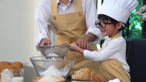 Ευτυχισμένη Οικογένεια Στην Κουζίνα Μαμά Διδασκαλία Γιος Για Μάγειρας Υγιεινά — Αρχείο Βίντεο