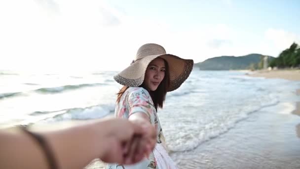 Liefde Koppel Hand Hand Reizen Het Strand Zomervakantie Thailand Ontspannen — Stockvideo