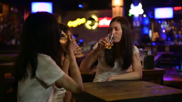 Asian Women Travel Night Party Thailand Relax Recreation Drinking Beer — Stock Video