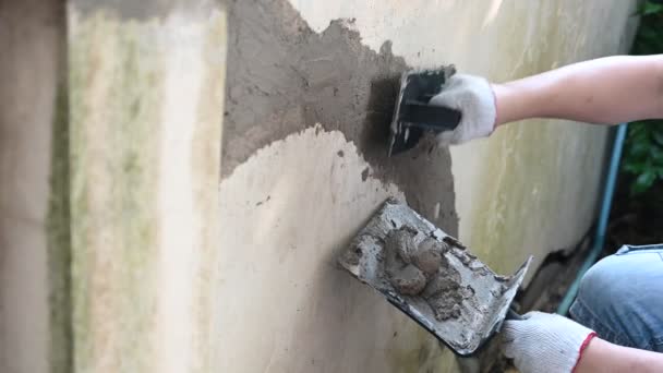 Close Footage House Wall Repair Repairman Fixing Wall — Stockvideo