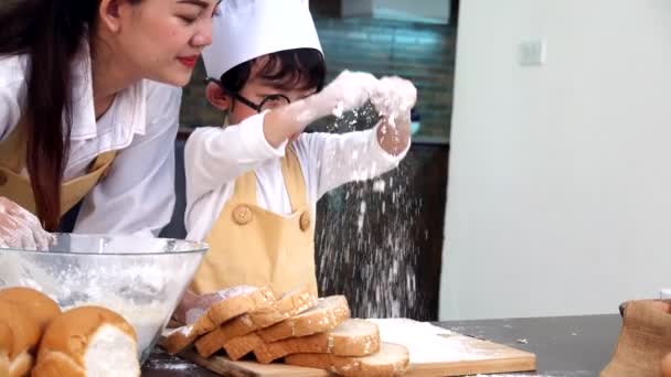 Glückliche Familie Der Küche Mutter Lehrt Sohn Gesundes Kochen Den — Stockvideo