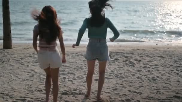 Азійські Жінки Подорожують Пляжі Літніх Канікулах Таїланд Розслабся Відпочивай Розважайся — стокове відео