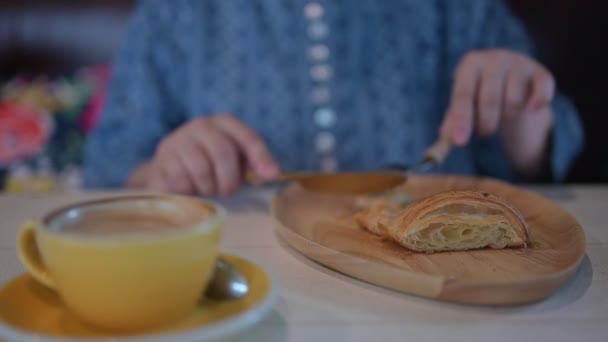 Nahaufnahme Einer Frau Beim Frühstück Mit Kaffee Und Croissant — Stockvideo