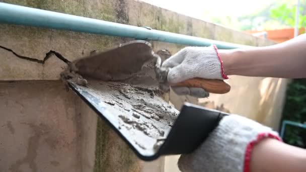 家の壁の修理修理修理修理人のクローズアップ映像 — ストック動画