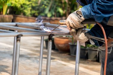 Kaynakçı çelik çerçeveyi kaynaklıyor. Emek ve sanayi çok çalışıyor.