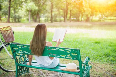 Öğrenci yaz tatilinde parkta kitap okuyor. Okula Dönüş İçin Hazır.