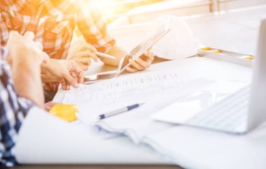 Mühendis ve takım çalışması, başarılı proje inşaatı için toplantı