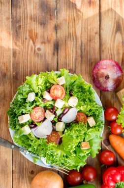 Karışık salata ve sağlıklı. Diyet yemekler için taze organik sebzeler..