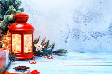 Mutlu Noeller ve mutlu yıllar. Kar ve dekorasyonla kış tatili.