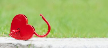 Sevgililer Günü ve kalp şeklinde asma kilitli aşk konsepti. En tatlı anahtar ve aşk sembolü.