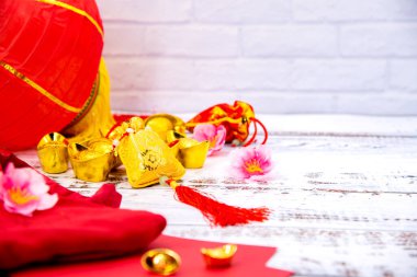 Çin Yeni Yılı, Çin altın külçeleri, Geleneksel Asya tarzı (Yabancı metin bereket ve şans anlamına gelir))