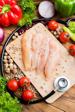 Salatalı taze tavuk. Taze organik sebzelerle dolu. Yemek ve sağlıklı yiyecekler için..