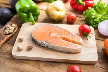 Biftek salatası pişirmek için sebzeli taze somon balığı. Sağlıklı ve diyet yemekleri.