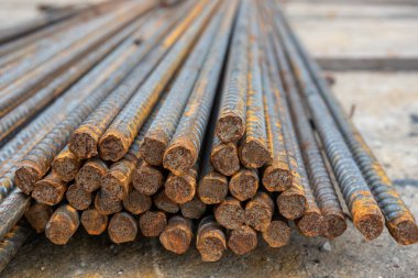 Büyük bir yapı veya ev inşa etmek için çelik yapı malzemeleri