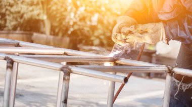 Kaynakçı çelik çerçeveyi kaynaklıyor. Emek ve sanayi çok çalışıyor.