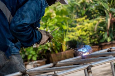 Kaynakçı çelik çerçeveyi kaynaklıyor. Emek ve sanayi çok çalışıyor.