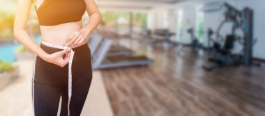 Zihin-vücut gelişimi. İnsanlar diyete ve sağlıklı yiyeceklere başlamaya hazır. Formda ve sıkı bir vücut. Egzersiz ve spor.