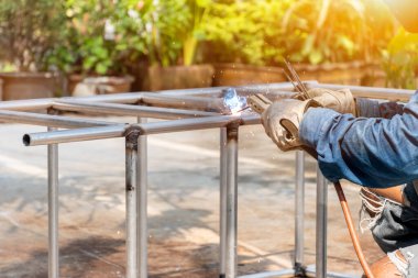 Kaynakçı çelik çerçeveyi kaynaklıyor. Emek ve sanayi çok çalışıyor.