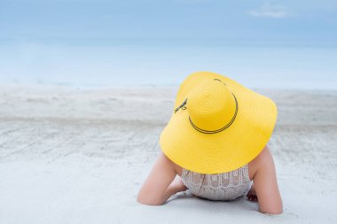 Kadınlar yaz aylarında deniz ve plajda yalnız seyahat ederler. Chonburi Tayland Tatili.