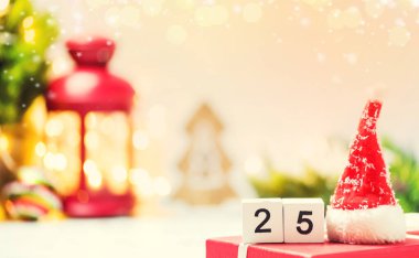 Mutlu Noeller ve mutlu yıllar. Kar ve dekorasyonla kış tatili.