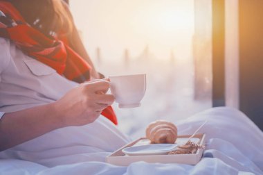 Kış mevsimi için sıcak kahve ile rahatlayın ve dinlenin. Mutlu Noeller ve mutlu tatiller..