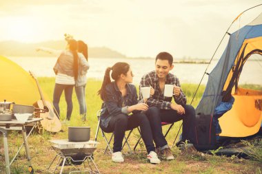 Aşk çifti doğa parkında gezer ve kamp yapar. Eğlence ve açık hava aktivitesi. Ormanda Turist Çadırı.