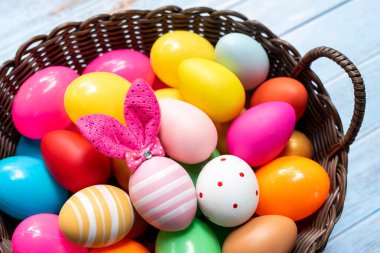 Nisanda kutlamak için mutlu Paskalya günleri, tavşan ve yumurta. Arkaplanı boyalı ve dekoratif