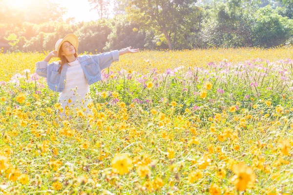 Donne Asiatiche Con Fiore Fiore Giardino Fresco Prato Fiorito Primaverile — Foto Stock