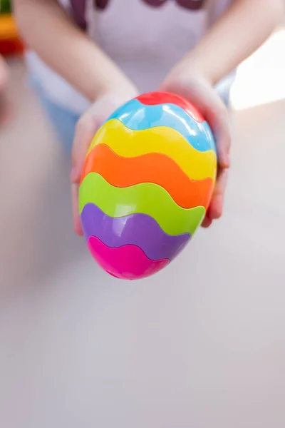 Feliz Día Pascua Mano Niño Con Colorido Juguete Huevo Feliz —  Fotos de Stock