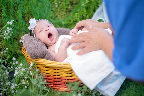 Asyalı Yeni Doğmuş Sevimli Çocuk Ebeveynin Küçük Çocuğu Anne Bebek — Stok fotoğraf