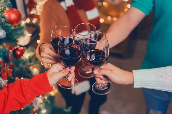 圣诞节和新年与亚洲朋友的聚会 冬天和年底 人们喝着红酒庆祝 — 图库照片