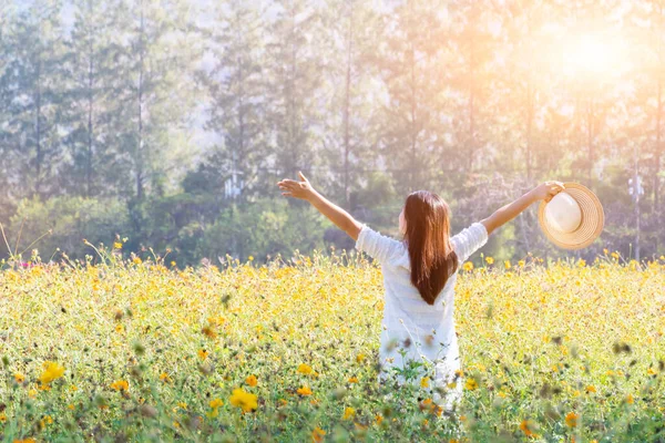 Bahçesinde çiçek açan Asyalı kadınlar. Taze bahar ve yaz çayırları.