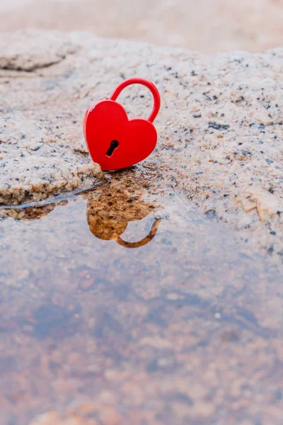 情人节和爱的概念与心形挂锁 甜蜜的钥匙和浪漫的象征 — 图库照片
