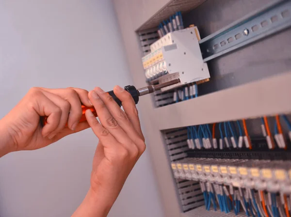 Elektryk Podłącza Przewód Elektryczny Konserwacja Naprawa Systemu Sterowania — Zdjęcie stockowe