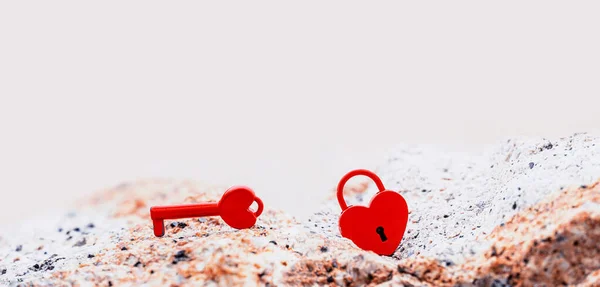 Valentinstag Und Liebeskonzept Mit Herzförmigem Vorhängeschloss Süßester Schlüssel Und Liebessymbol — Stockfoto