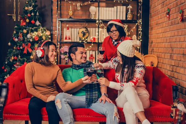 Fiesta Navidad Año Nuevo Con Amigos Asiáticos Invierno Fin Año —  Fotos de Stock