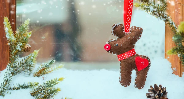 メリークリスマスとハッピーニューイヤー クリスマスツリーと装飾と冬の季節の休日 — ストック写真