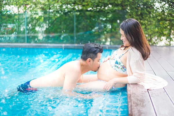 Koca Göbekli Asyalı Hamile Kadın Rahatla Kocanla Yüzme Havuzunda Egzersiz — Stok fotoğraf