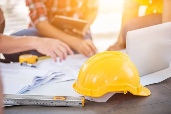 Mühendis ve takım çalışması, başarılı proje inşaatı için toplantı